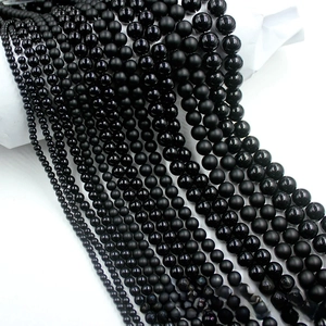 Detailed comparison of matte and polished black glass beads for DIY jewelry making
