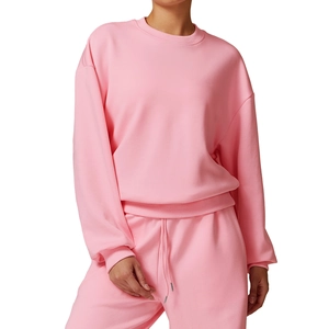 Ensemble sweat-shirt rose à col rond et pantalon de jogging pour un look sportif décontracté