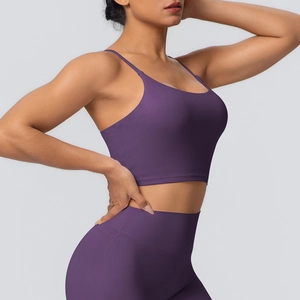 Détail du soutien-gorge de sport yoga violet à fines bretelles et leggings assortis