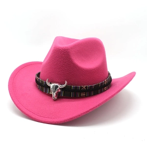 Détail d'un chapeau de cowboy rose avec bande ethnique tissée et boucle de crâne de taureau