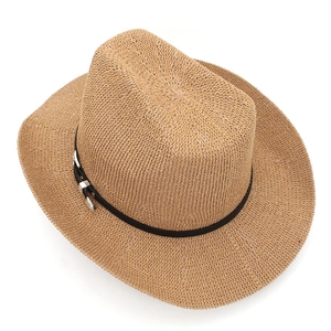 Détail du tissage en paille avec bande en cuir noir et boucle argentée vintage