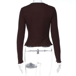 Vue de dos d'un haut de cardigan ajusté en maille côtelée marron foncé pour femme