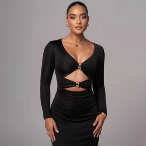Detail eines schwarzen Bodycon-Kleides mit Cut-outs und goldenen Metallring-Gliedern
