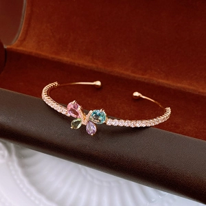 Détail du bracelet papillon coloré avec pierres précieuses poires et pavé de cristaux