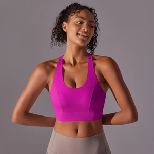 Gros plan du soutien-gorge de sport rose sans couture montrant le tissu élastique de qualité