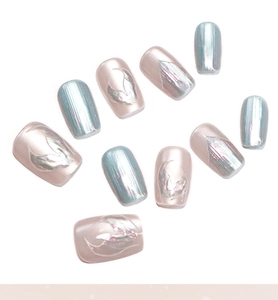 Vue détaillée de 10 faux ongles œil de chat aurora avec des motifs holographiques