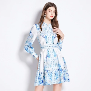 Robe longue fleurie vintage avec col montant, manches bouffantes et ceinture