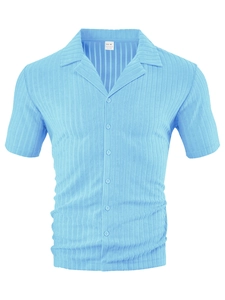 Vue détaillée de la texture rayée verticale bleu clair sur chemise à manches courtes