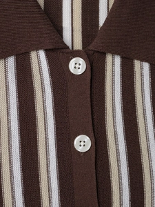 Detailaufnahme eines gestreiften Strickoberteils mit POLO-Kragen und weißen Knöpfen