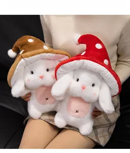 Détail de lapins en peluche blanche portant des chapeaux de champignons brodés