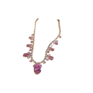 Parure de collier fleur dorée élégante avec zircon rose en goutte et cristaux