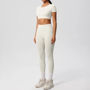 Vue latérale de l'ensemble de yoga beige avec haut court et legging taille haute
