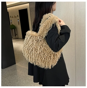 Gros plan du sac fourre-tout en peluche kaki montrant la texture douce de la fausse fourrure