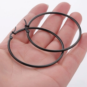 Detalle de pendientes de aro grandes negros de acero inoxidable con cierre de clic