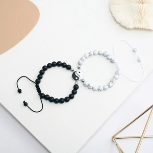 Magnetische Yin Yang Partnerarmbänder mit matten schwarzen und weißen Marmorperlen