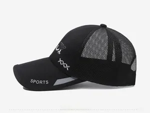 Détail d'une casquette de sport noire avec filet arrière et logo SPORTS brodé sur la visière