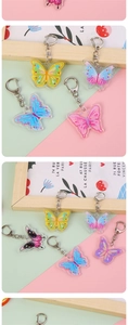 Vue détaillée de porte-clés papillon en acrylique coloré avec fermoirs en métal