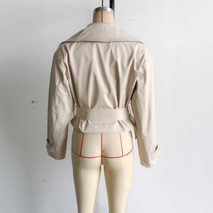 Vue arrière du trench-coat court beige avec ceinture et détails du col à revers