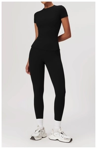 Nahaufnahme des schwarzen Yoga-Sets mit Kurzarm-Oberteil und hoch taillierter Leggings