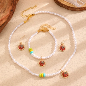 Détail du parure de bijoux en perles de basket avec collier, bracelet et boucles d'oreilles
