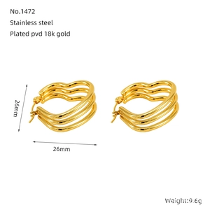 Vista dettagliata di orecchini a cuore a tre strati in acciaio placcato oro 18k da 26mm