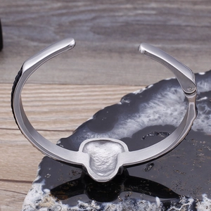Edelstahl-Totenkopf-Lederarmband für Herren mit geflochtenem Design und Stierkopf
