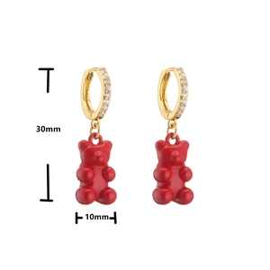 Orecchini dorati con zirconi micro-incastonati e pendenti a forma di orso rosso