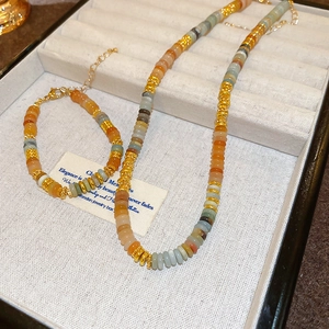 Détail du collier et bracelet en perles d'eau douce colorées dans un coffret