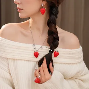 Set di gioielli fragola in resina con strass collana orecchini e anello elegante