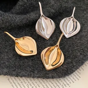 Orecchini A Goccia A Forma Di Foglia Astratta Con Perno In Argento Metallo Lucido Liscia Esagerato Per Donne