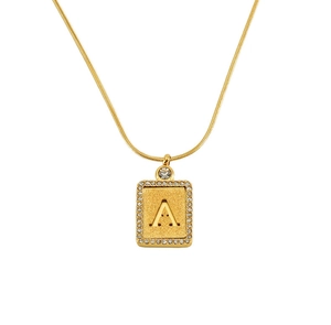 Détail du pendentif lettre A plaqué or 18k avec un contour serti de cristaux brillants