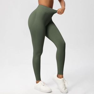 Nahaufnahme der olivgrünen nahtlosen Yogahose mit hohem Bund und geripptem Design