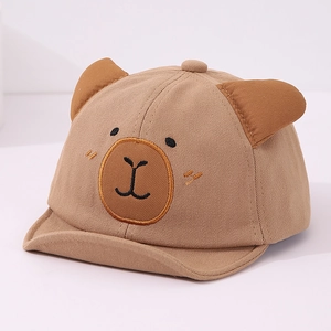 Détail du chapeau bébé avec oreilles 3D et visage de dessin animé brodé en marron kaki