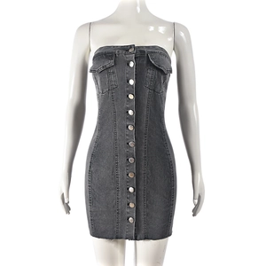 Détail de la robe bustier en jean gris avec boutons métalliques et poches à rabat