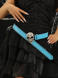 Détail de la ceinture punk bleu ciel avec rivets argentés et boucle tête de mort strass