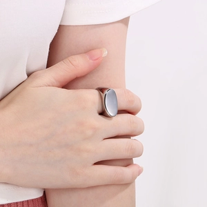 Anello con sigillo ovale d'argento minimalista indossato da modella in studio