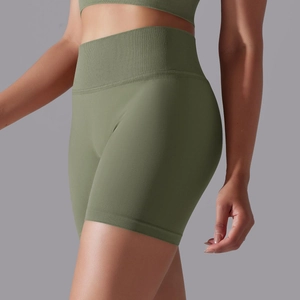 Gros plan du short de yoga sans couture vert olive à taille haute avec ceinture côtelée