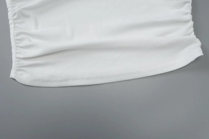Vue détaillée du tissu en maille côtelée blanche avec fronces latérales élégantes