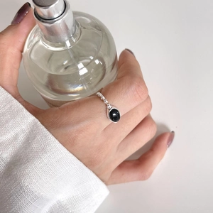 Minimalist 925 sterling silver open ring with black agate stone worn by model