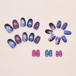 Détails de faux ongles avec motifs artistiques de galaxie bleue 3D et nébuleuse stellaire