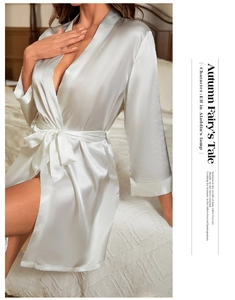Détail de la texture satinée blanc perle et de la ceinture sur le peignoir élégant