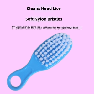 Baby-Haarbürste mit weichen Nylonborsten und blauem, rutschfestem Griff im Detail