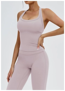 Dettaglio del gilet sportivo halter malva con schiena a Y per l'allenamento yoga