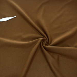 Gros plan sur le tissu maille respirant marron avec un détail de cordon blanc