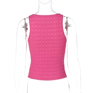 Détail du débardeur en tricot rose ajusté avec texture seersucker vue de l'arrière du vêtement