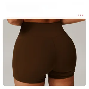 Détail du short de yoga taille haute marron avec couture sculptante et poches latérales