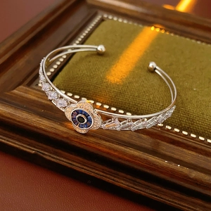 Vista macro del bracciale fiore in argento e zirconi con occhio su velluto verde