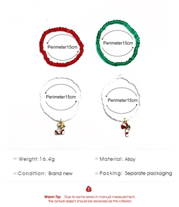 Détail de bracelets de Noël en perles avec pendentifs de chaussettes et de sucre d'orge