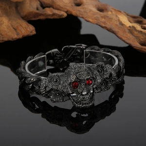 Vue détaillée du bracelet tête de mort gothique avec yeux rouges et gravures vintage