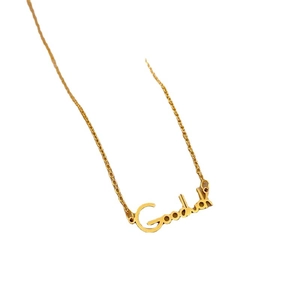 Minimalistische Halskette aus Gold-Titanstahl mit Good Luck Anhänger auf weißem Grund